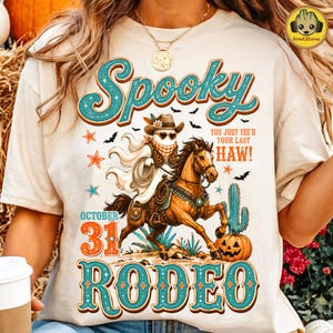 PNG di Halloween in stile country, design spettrale da rodeo western, zucca da cowboy PNG, sublimazione per maglietta di Halloween rustica, file digitale