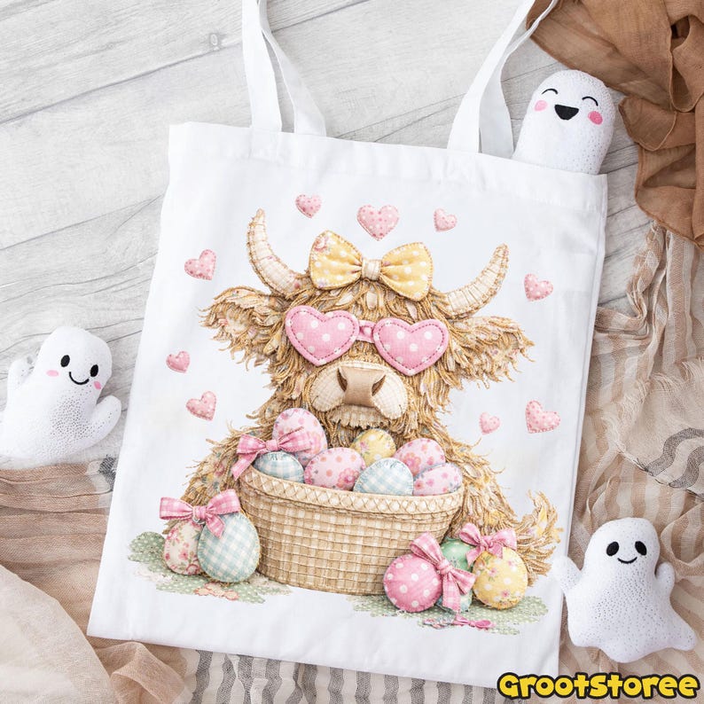 Puede incluir: Bolso tote blanco con una ilustraci&oacute;n de una vaca de las Tierras Altas con gafas de sol en forma de coraz&oacute;n y un lazo. La vaca sostiene una cesta de huevos de Pascua. Corazones y lazos rosas decoran el dise&ntilde;o. El bolso tiene asas blancas.