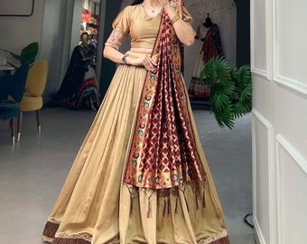 Le Lehenga choli en soie jacquard à la dérive beige s'impose comme le chef-d'oeuvre et allie tradition, beauté et grâce