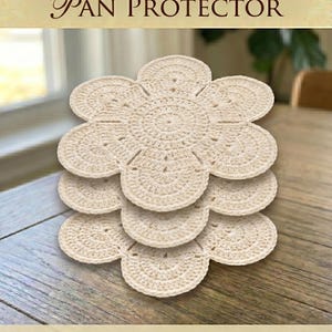 Könnte beinhalten: Ein Stapel aus drei cremefarbenen, blumenförmigen Häkel-Pfannenschonern. Der Text oben lautet CROCHET PAN PROTECTOR, und der Text unten lautet INSTANT DOWNLOAD HIGH QUALITY. Die Artikel weisen ein kreisförmiges, strukturiertes Muster auf.