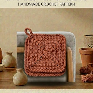 Könnte beinhalten: Ein Set aus zwei quadratischen, terrakottafarbenen Baumwoll-Topflappen mit handgefertigtem Häkelmuster. Der Text oben lautet THE TERRACOTTA COLLECTION - SET OF 2 COTTON POT HOLDERS HANDMADE CROCHET PATTERN, unten steht INSTANT DOWNLOAD HIGH QUALITY.
