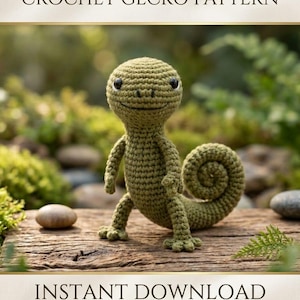 Puede incluir: Un patrón de ganchillo de un gecko que muestra un lagarto de color verde oliva estilo amigurumi con una cola enroscada y ojos negros. El texto CROCHET GECKO PATTERN está arriba e INSTANT DOWNLOAD HIGH QUALITY abajo.
