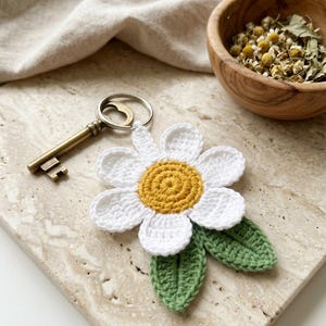 Crochet Daisy Keychain Pattern PDF, Crochet Flower Keychain Pattern, Daisy Bag Charm, Floral Keyring Pattern, Cute Crochet Accessory.