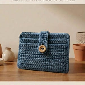Op de afbeelding: Een blauwe gehaakte kaarthouder met een houten knoopsluiting. De portemonnee heeft meerdere kaartsleuven en is gemaakt van getextureerd garen. Tekst op de afbeelding luidt "CROCHET CARD WALLET PATTERN" en "INSTANT DOWNLOAD HIGH QUALITY".