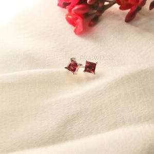 Vierkante robijnrode oorknopjes: minimalistisch sterlingzilver diamantaccent