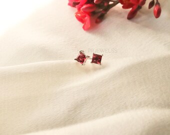 Vierkante robijnrode oorknopjes: minimalistisch sterlingzilver diamantaccent