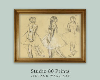 Könnte beinhalten: Eine Schwarzweiß-Bleistiftzeichnung von drei Ballerinas in einem Studio. Die Ballerinas tragen Tüllröcke und befinden sich in verschiedenen Posen. Die Zeichnung ist in einem goldenen Rahmen gerahmt.