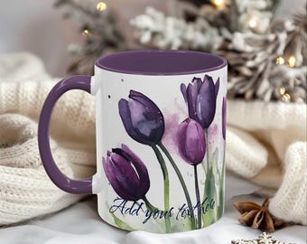 Elegante tazza da caffè con fiori di tulipano viola, tazza con nome e accenti floreali ad acquerello, regalo per gli amanti del giardino, tazza da tè decorativa, arredamento unico per la casa