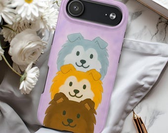 Può includere: Una custodia per smartphone color viola chiaro con una pila verticale di tre facce di cane in stile cartone animato, nei colori azzurro, arancione e marrone. La custodia presenta un ritaglio nero per la fotocamera e una finitura opaca.