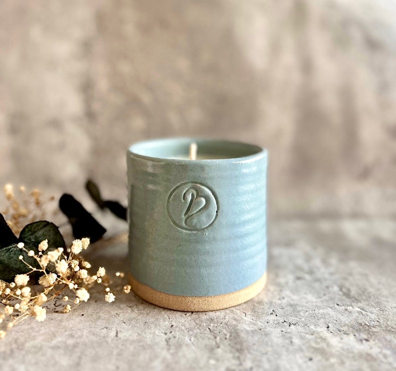 Cornish Black Pomegranate Soy wax candle. Hand poured into ceramic pots using cotton Wicks and the purest essential oils. Vegan friendly. image 2