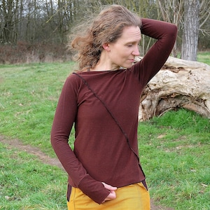 Red-brown long-sleeved shirt with thumb holes