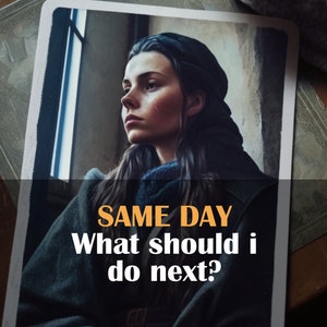 Könnte beinhalten: Ein Foto im Vintage-Stil einer Frau mit dunklen Haaren, die aus einem Fenster schaut. Das Foto ist in einem abgenutzten Rahmen und hat den Text "SAME DAY What should i do next?" unter dem Bild gedruckt.