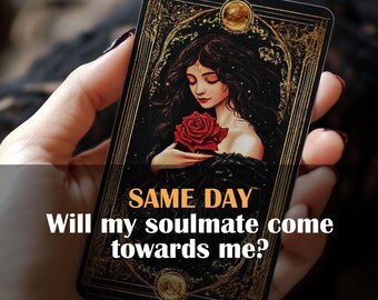Könnte beinhalten: Eine Tarotkarte mit dunklem Hintergrund und goldenen Akzenten. Die Karte zeigt eine Frau mit langen dunklen Haaren, die eine rote Rose hält. Der Text auf der Karte lautet "SAME DAY Will my soulmate come towards me?"