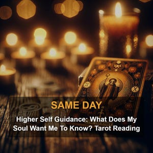 Puede incluir: Una carta del tarot con una ilustración detallada de una figura con un bastón, sobre un fondo dorado. La carta está sobre una superficie de madera, rodeada de velas encendidas. El texto en la carta dice "SAME DAY" y "Higher Self Guidance: What Does My Soul Want Me To Know? Tarot Reading."