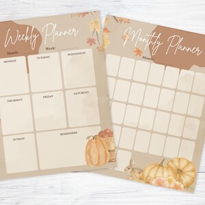 Puede incluir: Un planificador semanal y mensual imprimible con un tema otoñal. El diseño presenta un fondo marrón con hojas de otoño y calabazas. El planificador semanal tiene espacios para cada día de la semana, así como una sección de recordatorios. El planificador mensual tiene una cuadrícula de cuadrados para cada día del mes.