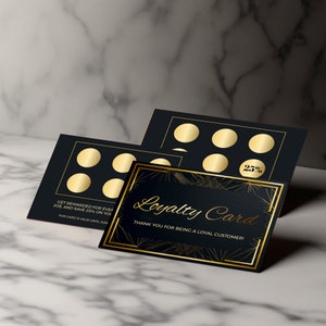 Peut inclure: Une carte de fidélité noire et dorée avec un design décoratif. La carte comporte six cercles dorés qui peuvent être perforés pour suivre les achats des clients. La carte indique "Loyalty Card" et "Merci d'être un client fidèle !"