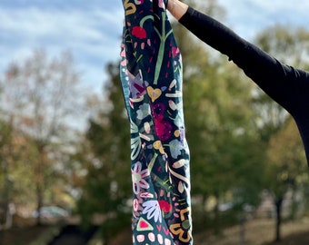 Silk and cotton mezcka scarf with feminine shapes and flowers.