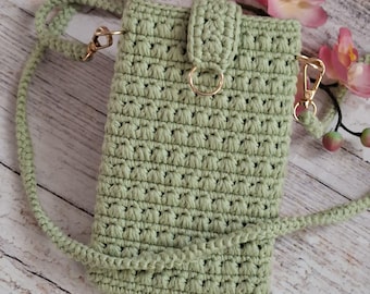 Häkelanleitung für eine Handytasche (PDF), einfache, strukturierte Schultertasche mit Klappe, Schritt-für-Schritt-Anleitung mit Fotos, Anleitung in Spanisch und Englisch.