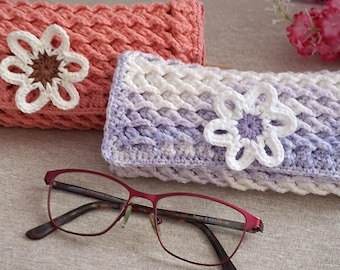 Häkelanleitung für ein Brillenetui (PDF), 2 Größen, Etui mit Klappe und Blume, einfaches DIY für Anfänger, schnelles Geschenk, geeignet für Lesebrillen und Sonnenbrillen, Spanisch/Englisch.