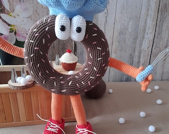 Willito, der Konditor – Donut-Muster (PDF) – Donut-Kochpuppe mit Hut und Schuhen, gehäkelte Konditorfigur, 32 cm großes Plüschtier