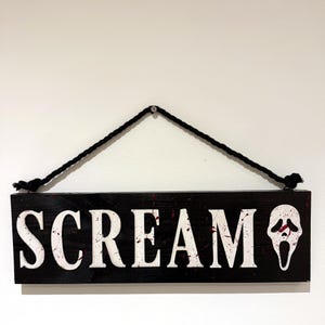 Gruseliges Halloween-Türschild | Türschild aus Holz mit Geistermaske | Erhabene, lasergeschnittene Buchstaben | Halloween-Deko (UK)