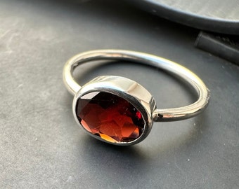 delicate ring with set garnet - 925 silver