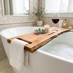 Bandeja de madera de acacia con borde natural para bañera: Bandeja moderna para bañera, tabla para bañera, estante para bañera. Regalo de madera para un baño acogedor y relajante.