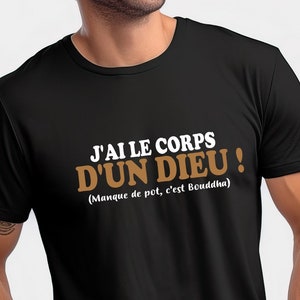 Peut inclure: Un t-shirt noir avec du texte blanc qui dit "J'ai le corps d'un dieu! (Manque de pot, c'est Bouddha)"