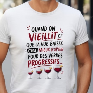 Può includere: T-shirt bianco con il testo francese "QUAND ON VIEILLIT ET QUE LA VUE BAISSE C'EST MIEUX D'OPTER POUR DES VERRES PROGRESSIFS.." in bordeaux e nero. La maglietta presenta quattro calici di vino rosso.