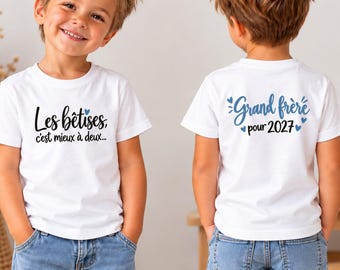 Peut inclure: Un t-shirt blanc à manches courtes avec l'inscription noire Les bêtises, c'est mieux à deux sur le devant et le texte bleu Grand frère pour 2027 accompagné de petits cœurs bleus au dos.