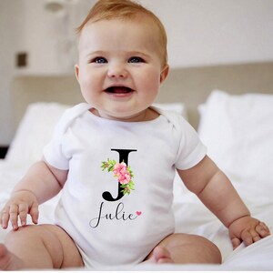 Body de bebé personalizado, inicial y nombre personalizados, regalo para bebé, body de bebé con flores