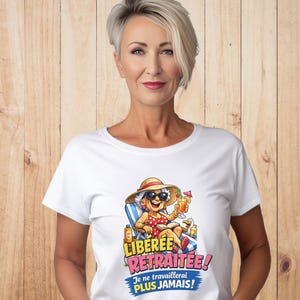 May include: White t-shirt featuring a cartoon illustration of a woman relaxing in a beach chair, holding a cocktail. The text on the shirt reads "LIBEREE RETRAITE! Je ne travaillerai PLUS JAMAIS!"
