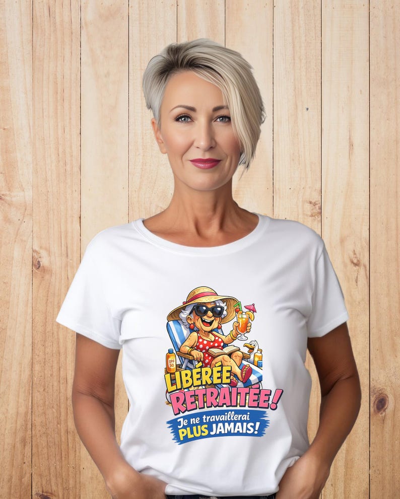 May include: White t-shirt featuring a cartoon illustration of a woman relaxing in a beach chair, holding a cocktail. The text on the shirt reads "LIBEREE RETRAITE! Je ne travaillerai PLUS JAMAIS!"