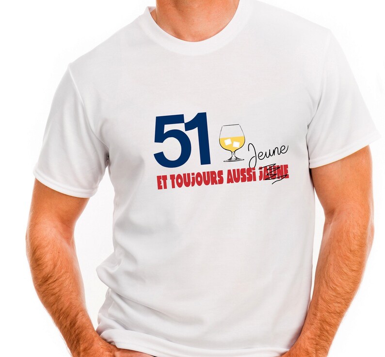 May include: White t-shirt with a blue number 51, a glass of alcohol with ice cubes, and the text "Jeune et toujours aussi jeune" in red.