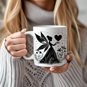 Tazza da caffè fata, tazza a forma di cuore fatato, tazza sagomata fata, tazza boho floreale fata, decorazione da cucina, regalo fata dei fiori per lei, giardino fatato