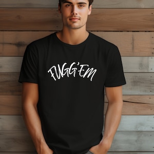 Könnte beinhalten: Ein schwarzes T-Shirt mit dem Aufdruck "FUGG'EM" in weiß auf der Vorderseite.