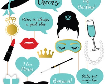 Op de afbeelding: Een set van 12 printbare fotobooth-rekwisieten met een Parijse thema. De rekwisieten omvatten een kroon, een zonnebril, een lippenstift, een champagne glas, een ring, een sigaret, een slaapmasker, een spreekballon die zegt "Cheers", een spreekballon die zegt "Parijs is altijd een goed idee", een spreekballon die zegt "Bonjour!" en een hart dat zegt "Ik hou van Parijs".