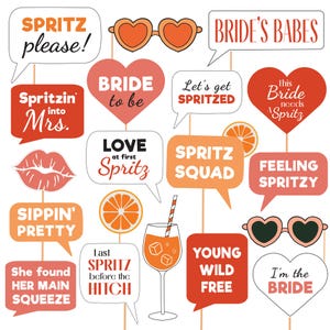 Puede incluir: Un conjunto de accesorios para fotomatón con diversas formas y frases relacionadas con una despedida de soltera. Incluye bocadillos de diálogo con textos como "Bride's Babes" y "Spritz Please". También presenta gafas de sol en forma de corazón y un cóctel.