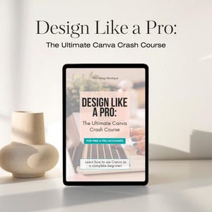 Puede incluir: Una tableta digital que muestra un curso titulado "Design Like a Pro: The Ultimate Canva Crash Course" para cuentas gratuitas y profesionales. El curso enseña a usar Canva como un principiante completo.