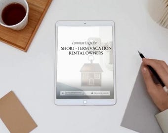 Pode incluir: Um tablet branco com uma tela cinza exibindo o texto "Common FAQs for SHORT-TERM VACATION RENTAL OWNERS" com um ícone de casa e chaves. O tablet está em uma superfície branca com um envelope marrom, uma xícara branca e uma bandeja de madeira.