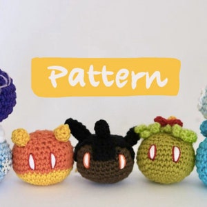 Puede incluir: Un patrón de crochet para hacer un conjunto de seis peluches amigurumi de colores. Los peluches están apilados uno encima del otro y presentan diferentes colores y diseños. El patrón se titula "Pattern".