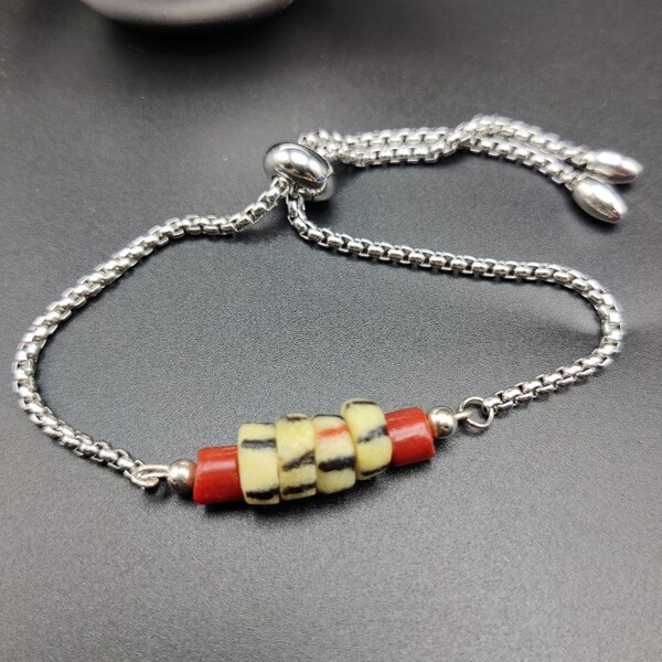 Bracelet : Modèle unique en acier inoxydable et perles anciennes de troc