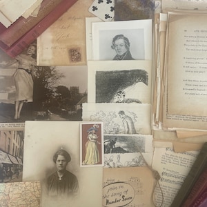 Una collezione unica di oltre 120 pezzi di carta invecchiata e materiale effimero in tonalità neutre/seppia per la creazione di diari, scrapbooking e collage.