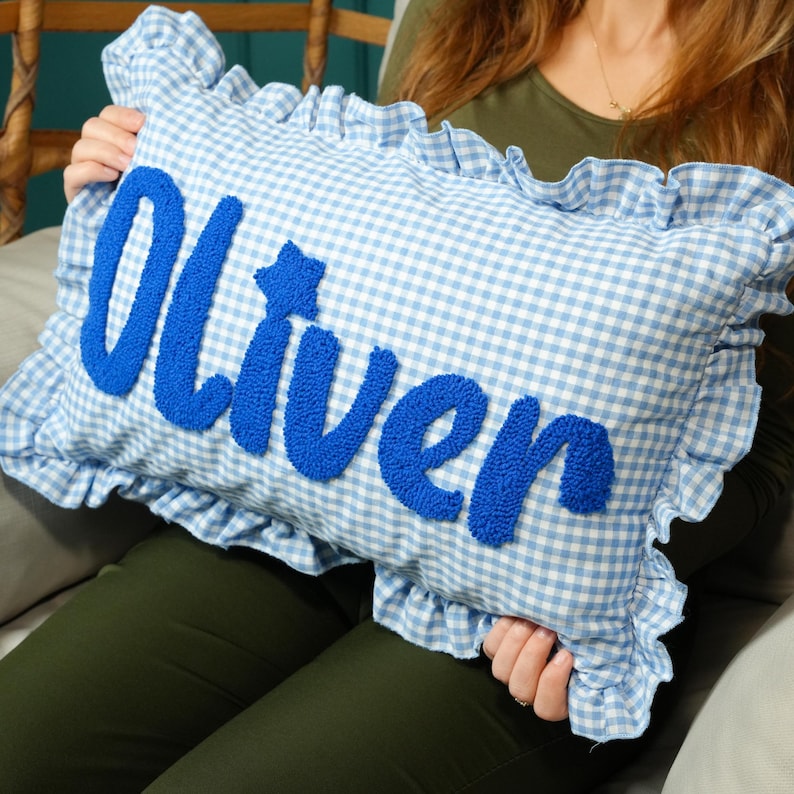 Pink karierte Punch Needle Name Kissen: Rüschen Babykissen, Kinderzimmer Dekor Bild 5