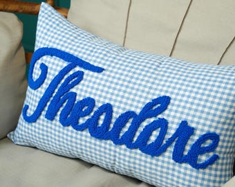 Individuelles Gingham Punch Needle Kissen: Kleinkind Zimmer Rüschen Kissen, Baby Jungen Namen Geschenk