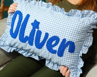 Individuelles Namenspunsch Nadelkissen für Jungen: Blaue Gingham Rüsche, College Dorm Decor