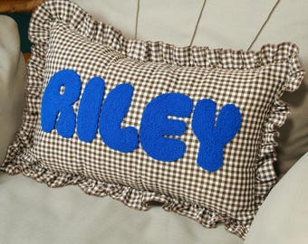 Personalisiertes Punch Needle Baby Name Gingham Rüschen Kissen: Kinderzimmer Dekor Geschenk
