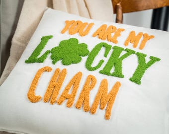 Cuscino portafortuna a forma di trifoglio, cuscino in lino ricamato con punch needle per il giorno di San Patrizio irlandese