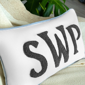 Monogram geborduurd kussen, kussen eerste punch naald, aangepast lendekussen, kussen gooien, huwelijkscadeau, cadeau nieuw huis, housewarmingcadeau