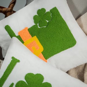 Cuscino Punch Needle Shamrock, cuscino decorativo ricamato per il giorno di San Patrizio immagine 4